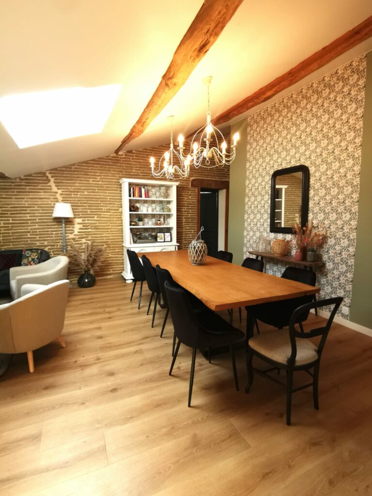 salle à manger et pièce où s'organisent les ateliers de couture créative