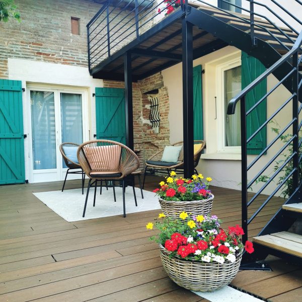 terrasse de la maison d'hôtes le chant du coquelicot, pour une expérience en slowtourisme inoubliable