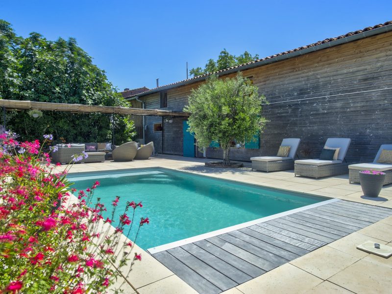 Vue de la piscine de la maison d'hôtes le chant du coquelicot à Baziège, près de Toulouse. Une invitation au farniente.