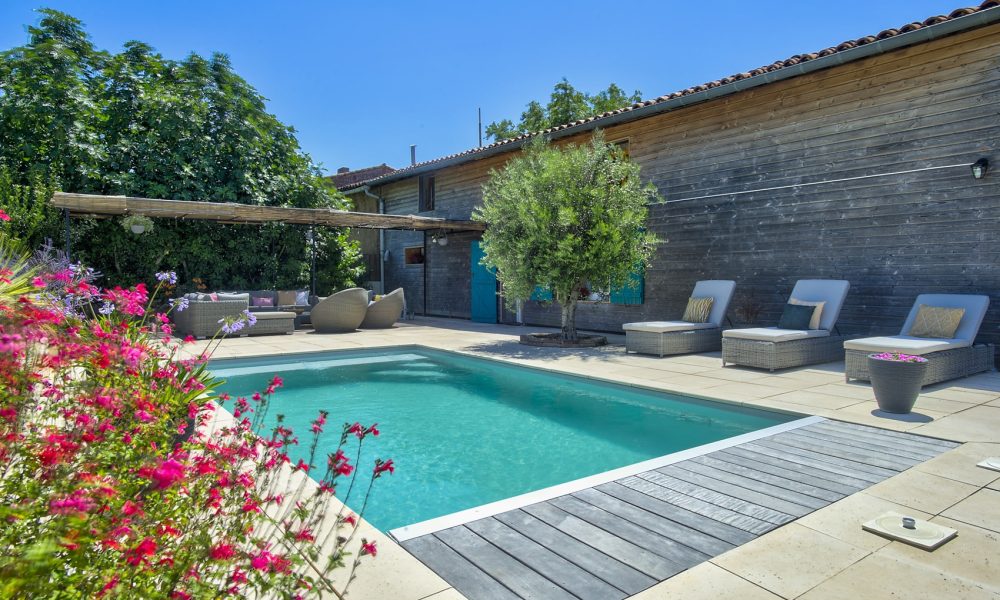 Vue de la piscine de la maison d'hôtes le chant du coquelicot à Baziège, près de Toulouse. Une invitation au farniente.